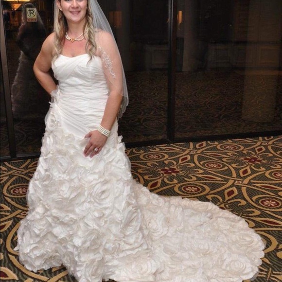 Wedding dress - Picture 2 of 3